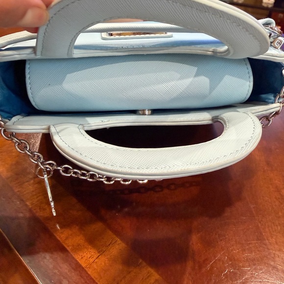 Elegant Blue Handbag with Chain Detail - Picture 5 of 10